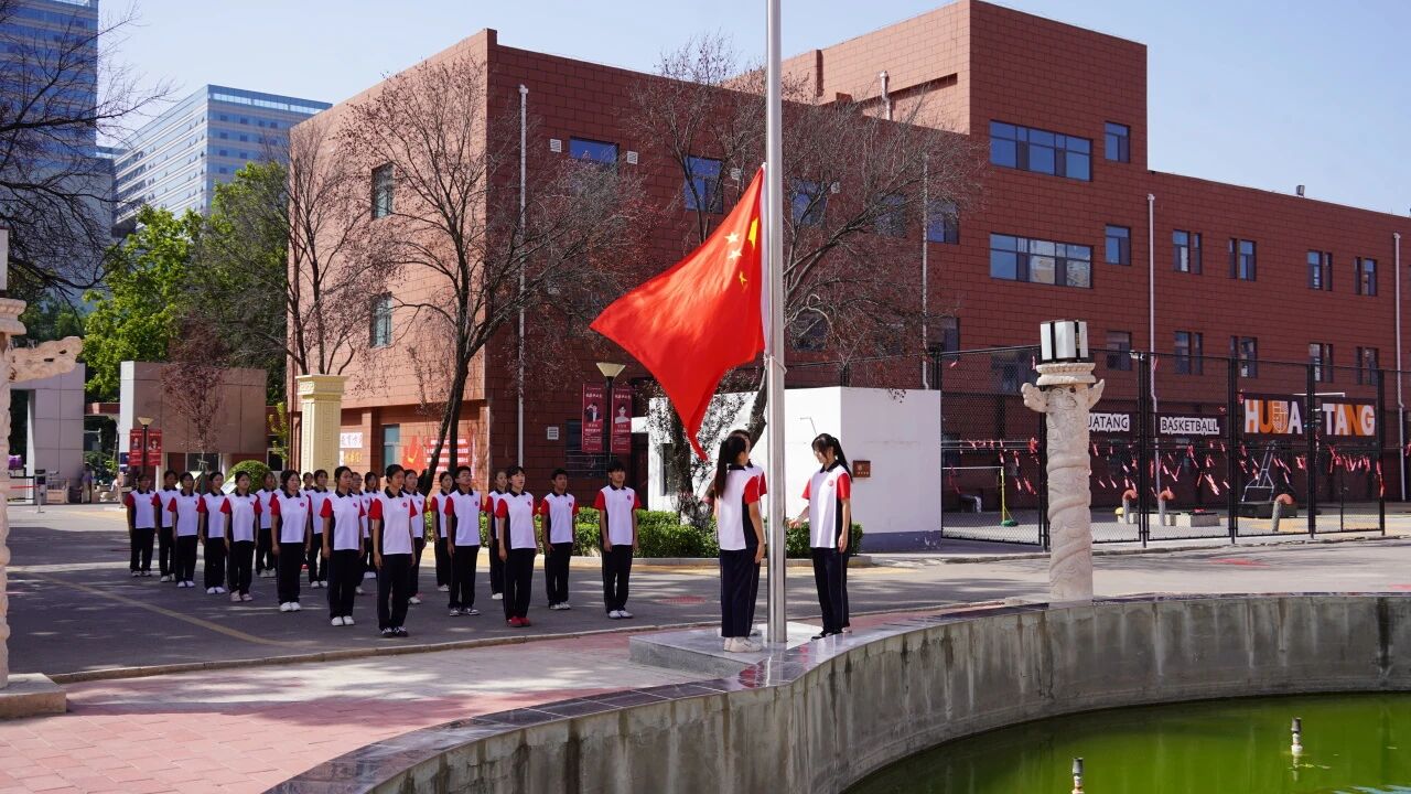 精英華唐2025級(jí)新生軍訓(xùn)結(jié)營(yíng)儀式超燃呈